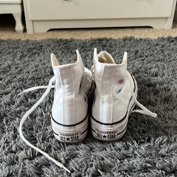 White converse that are bedazzled size 5 - Picture 8 of 9